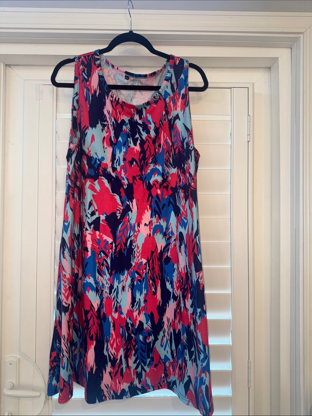 Sleeveless Abstract Print Shift Dress in Coral, Blue & Navy